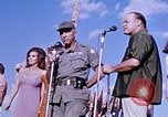 Immagine di Bob Hope Visualizza Pleiku Vietnam del Sud Camp Enari, 1967, secondo 10 filmato di repertorio 65675025976