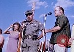 Immagine di Bob Hope Visualizza Pleiku Vietnam del Sud Camp Enari, 1967, secondo 11 filmato di repertorio 65675025976
