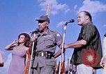 Immagine di Bob Hope Visualizza Pleiku Vietnam del Sud Camp Enari, 1967, secondo 12 filmato di repertorio 65675025976