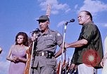 Immagine di Bob Hope Visualizza Pleiku Vietnam del Sud Camp Enari, 1967, secondo 13 filmato di repertorio 65675025976