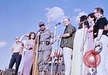 Immagine di Bob Hope Visualizza Pleiku Vietnam del Sud Camp Enari, 1967, secondo 14 filmato di repertorio 65675025976