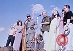 Immagine di Bob Hope Visualizza Pleiku Vietnam del Sud Camp Enari, 1967, secondo 15 filmato di repertorio 65675025976