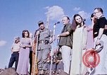 Immagine di Bob Hope Visualizza Pleiku Vietnam del Sud Camp Enari, 1967, secondo 16 filmato di repertorio 65675025976