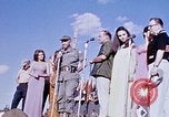 Immagine di Bob Hope Visualizza Pleiku Vietnam del Sud Camp Enari, 1967, secondo 17 filmato di repertorio 65675025976