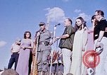 Immagine di Bob Hope Visualizza Pleiku Vietnam del Sud Camp Enari, 1967, secondo 18 filmato di repertorio 65675025976