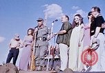 Immagine di Bob Hope Visualizza Pleiku Vietnam del Sud Camp Enari, 1967, secondo 19 filmato di repertorio 65675025976