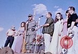Immagine di Bob Hope Visualizza Pleiku Vietnam del Sud Camp Enari, 1967, secondo 20 filmato di repertorio 65675025976