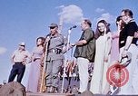 Immagine di Bob Hope Visualizza Pleiku Vietnam del Sud Camp Enari, 1967, secondo 21 filmato di repertorio 65675025976