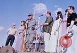 Immagine di Bob Hope Visualizza Pleiku Vietnam del Sud Camp Enari, 1967, secondo 22 filmato di repertorio 65675025976