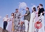 Immagine di Bob Hope Visualizza Pleiku Vietnam del Sud Camp Enari, 1967, secondo 23 filmato di repertorio 65675025976