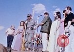 Immagine di Bob Hope Visualizza Pleiku Vietnam del Sud Camp Enari, 1967, secondo 24 filmato di repertorio 65675025976
