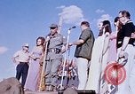 Immagine di Bob Hope Visualizza Pleiku Vietnam del Sud Camp Enari, 1967, secondo 25 filmato di repertorio 65675025976