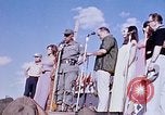 Immagine di Bob Hope Visualizza Pleiku Vietnam del Sud Camp Enari, 1967, secondo 26 filmato di repertorio 65675025976