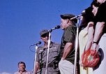 Immagine di Bob Hope Visualizza Pleiku Vietnam del Sud Camp Enari, 1967, secondo 28 filmato di repertorio 65675025976