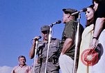 Immagine di Bob Hope Visualizza Pleiku Vietnam del Sud Camp Enari, 1967, secondo 31 filmato di repertorio 65675025976
