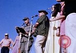 Immagine di Bob Hope Visualizza Pleiku Vietnam del Sud Camp Enari, 1967, secondo 32 filmato di repertorio 65675025976