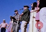 Immagine di Bob Hope Visualizza Pleiku Vietnam del Sud Camp Enari, 1967, secondo 33 filmato di repertorio 65675025976