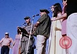 Immagine di Bob Hope Visualizza Pleiku Vietnam del Sud Camp Enari, 1967, secondo 34 filmato di repertorio 65675025976