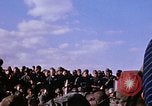 Immagine di Bob Hope Visualizza Pleiku Vietnam del Sud Camp Enari, 1967, secondo 39 filmato di repertorio 65675025976