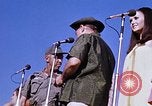 Immagine di Bob Hope Visualizza Pleiku Vietnam del Sud Camp Enari, 1967, secondo 40 filmato di repertorio 65675025976
