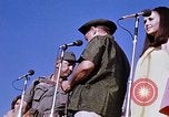 Immagine di Bob Hope Visualizza Pleiku Vietnam del Sud Camp Enari, 1967, secondo 41 filmato di repertorio 65675025976