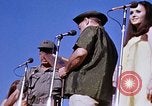Immagine di Bob Hope Visualizza Pleiku Vietnam del Sud Camp Enari, 1967, secondo 42 filmato di repertorio 65675025976
