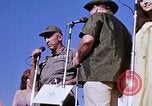 Immagine di Bob Hope Visualizza Pleiku Vietnam del Sud Camp Enari, 1967, secondo 44 filmato di repertorio 65675025976