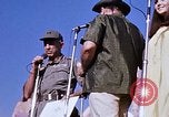 Immagine di Bob Hope Visualizza Pleiku Vietnam del Sud Camp Enari, 1967, secondo 45 filmato di repertorio 65675025976