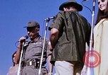 Immagine di Bob Hope Visualizza Pleiku Vietnam del Sud Camp Enari, 1967, secondo 46 filmato di repertorio 65675025976