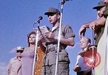 Immagine di Bob Hope Visualizza Pleiku Vietnam del Sud Camp Enari, 1967, secondo 47 filmato di repertorio 65675025976