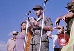 Immagine di Bob Hope Visualizza Pleiku Vietnam del Sud Camp Enari, 1967, secondo 48 filmato di repertorio 65675025976