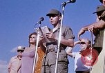 Immagine di Bob Hope Visualizza Pleiku Vietnam del Sud Camp Enari, 1967, secondo 49 filmato di repertorio 65675025976
