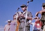 Immagine di Bob Hope Visualizza Pleiku Vietnam del Sud Camp Enari, 1967, secondo 50 filmato di repertorio 65675025976