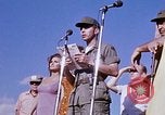 Immagine di Bob Hope Visualizza Pleiku Vietnam del Sud Camp Enari, 1967, secondo 51 filmato di repertorio 65675025976