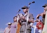 Immagine di Bob Hope Visualizza Pleiku Vietnam del Sud Camp Enari, 1967, secondo 52 filmato di repertorio 65675025976