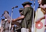 Immagine di Bob Hope Visualizza Pleiku Vietnam del Sud Camp Enari, 1967, secondo 53 filmato di repertorio 65675025976