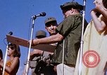 Immagine di Bob Hope Visualizza Pleiku Vietnam del Sud Camp Enari, 1967, secondo 54 filmato di repertorio 65675025976