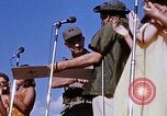 Immagine di Bob Hope Visualizza Pleiku Vietnam del Sud Camp Enari, 1967, secondo 55 filmato di repertorio 65675025976