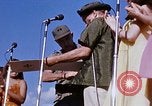 Immagine di Bob Hope Visualizza Pleiku Vietnam del Sud Camp Enari, 1967, secondo 56 filmato di repertorio 65675025976