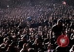 Immagine di Bob Hope Visualizza Pleiku Vietnam del Sud Camp Enari, 1967, secondo 57 filmato di repertorio 65675025976