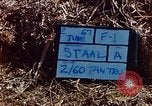 Immagine di Interrogazione sospetti Tan Tru lungo un Vietnam del Sud, 1967, secondo 3 filmato di repertorio 65675025977