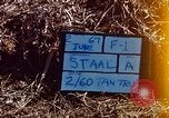 Immagine di Interrogazione sospetti Tan Tru lungo un Vietnam del Sud, 1967, secondo 4 filmato di repertorio 65675025977