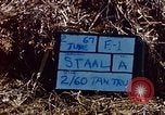 Immagine di Interrogazione sospetti Tan Tru lungo un Vietnam del Sud, 1967, secondo 6 filmato di repertorio 65675025977