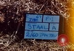 Immagine di Interrogazione sospetti Tan Tru lungo un Vietnam del Sud, 1967, secondo 7 filmato di repertorio 65675025977