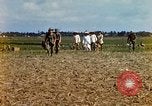 Immagine di Interrogazione sospetti Tan Tru lungo un Vietnam del Sud, 1967, secondo 11 filmato di repertorio 65675025977