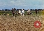 Immagine di Interrogazione sospetti Tan Tru lungo un Vietnam del Sud, 1967, secondo 14 filmato di repertorio 65675025977