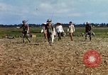 Immagine di Interrogazione sospetti Tan Tru lungo un Vietnam del Sud, 1967, secondo 17 filmato di repertorio 65675025977