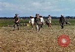 Immagine di Interrogazione sospetti Tan Tru lungo un Vietnam del Sud, 1967, secondo 18 filmato di repertorio 65675025977