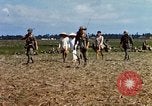 Immagine di Interrogazione sospetti Tan Tru lungo un Vietnam del Sud, 1967, secondo 19 filmato di repertorio 65675025977