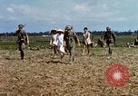 Immagine di Interrogazione sospetti Tan Tru lungo un Vietnam del Sud, 1967, secondo 20 filmato di repertorio 65675025977